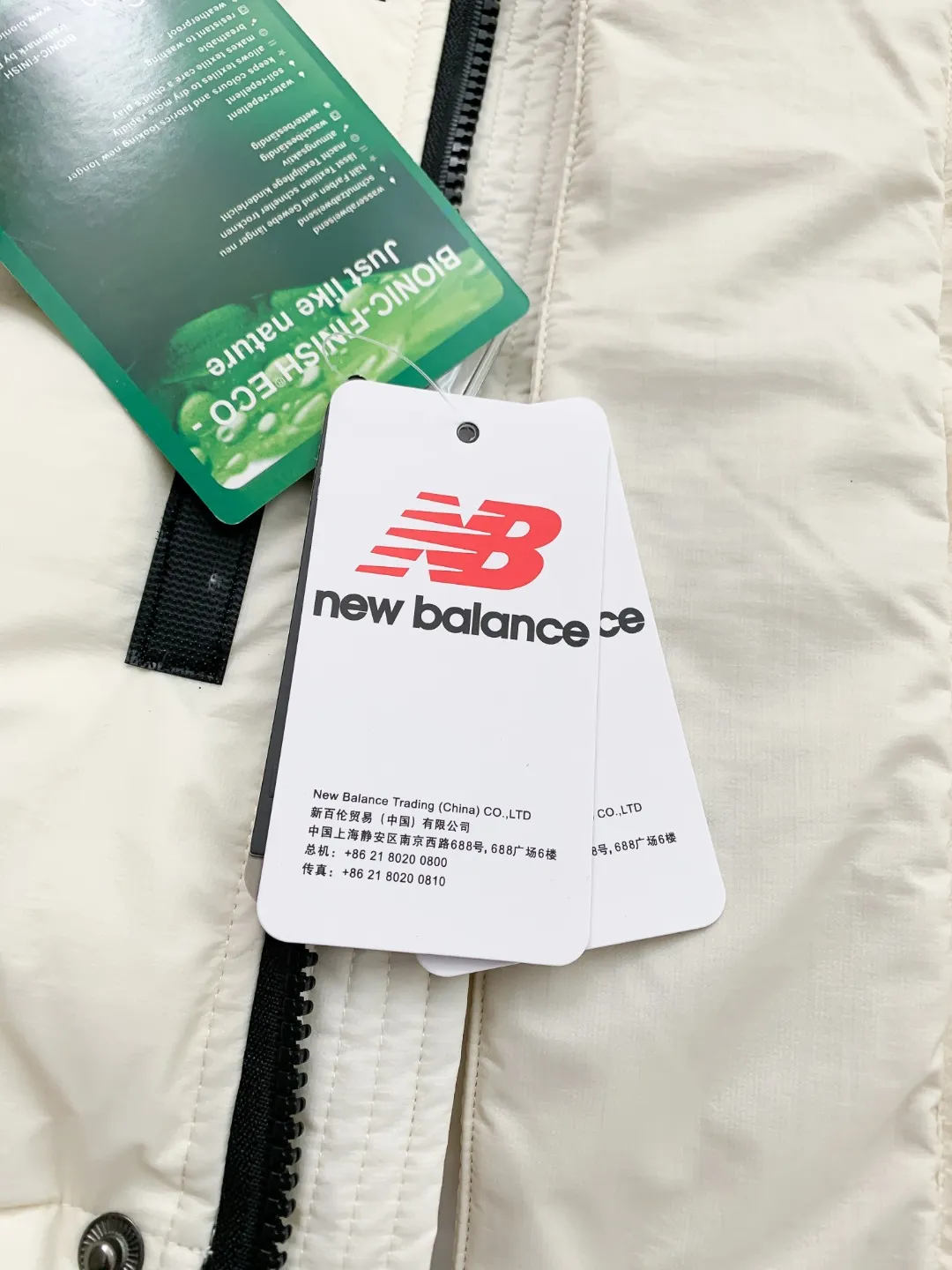 Top version, fake model pictures, taken at home. Colleagues please do not pass off the stolen pictures as inferior ones! Style number: Y 62-𝗡𝗲𝘄 𝗕𝗮𝗹𝗮𝗻𝗰𝗲｜ NB New Balance Badge Velcro Hooded Down Jacket 1⃣️ The imported barudan/Behringer embroidery machine is customized with 10,000-needle electric embroidery. It uses imported No. 7 needles and imported embroidery thread to ensure that each word is full, three-dimensional and clear. It can be called the most expensive embroidery label! 2⃣️It is filled with national standard 80 white duck down, which has better thermal insulation performance. It is not lightweight and has good fluff recovery after compression! 3⃣️Original custom-made 40D four-level waterproof fabric, exclusively using the same single-layer fabric method as the original. The use of single-layer fabric has tested that the fabric and down must meet the standards to prevent velvet running, and ensure the feel and bulk. The interior is made of nylon double-layer sealing design, which will not cause any velvet running. The adjustable hem with built-in drawstring buckle can prevent wind and cold! 4⃣️The zippers are custom-made from the original factory, with clear engravings and perfect and smooth texture. Without bragging, there is almost no one that can do better than us! Make an original product with care, so that every customer has the confidence to introduce it to his customers: This is the top replica version in China. Good products do not need too many soft articles to set off, only junk products will boast: Original ZP uses thousands of words to impress consumers! Color:Black White Size: XS-XXL